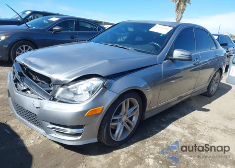2014 Mercedes-Benz C 250 Sport z USA, uszkodzony, nr VIN WDDGF4HB8EA964573